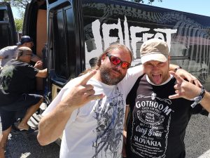 Viktor a Walki pri vykladaní aparátu na Hellfeste 2018